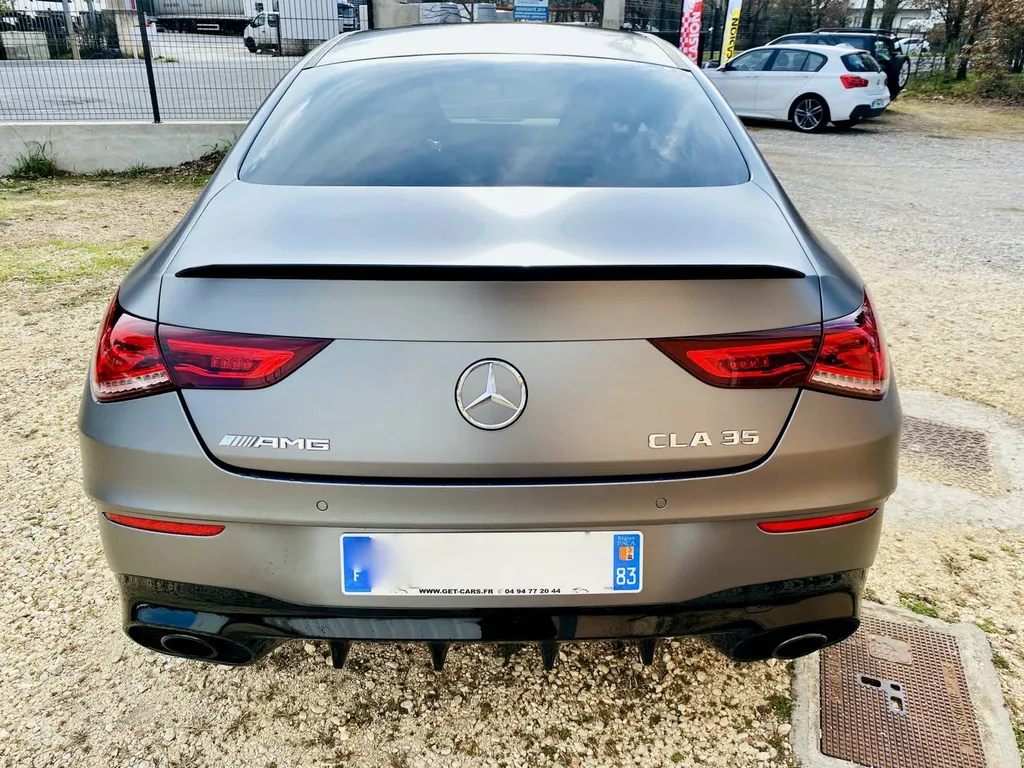 Pose de covering noir brillant 2D sur becquet de Mercedes CLA près de Toulon dans le Var
