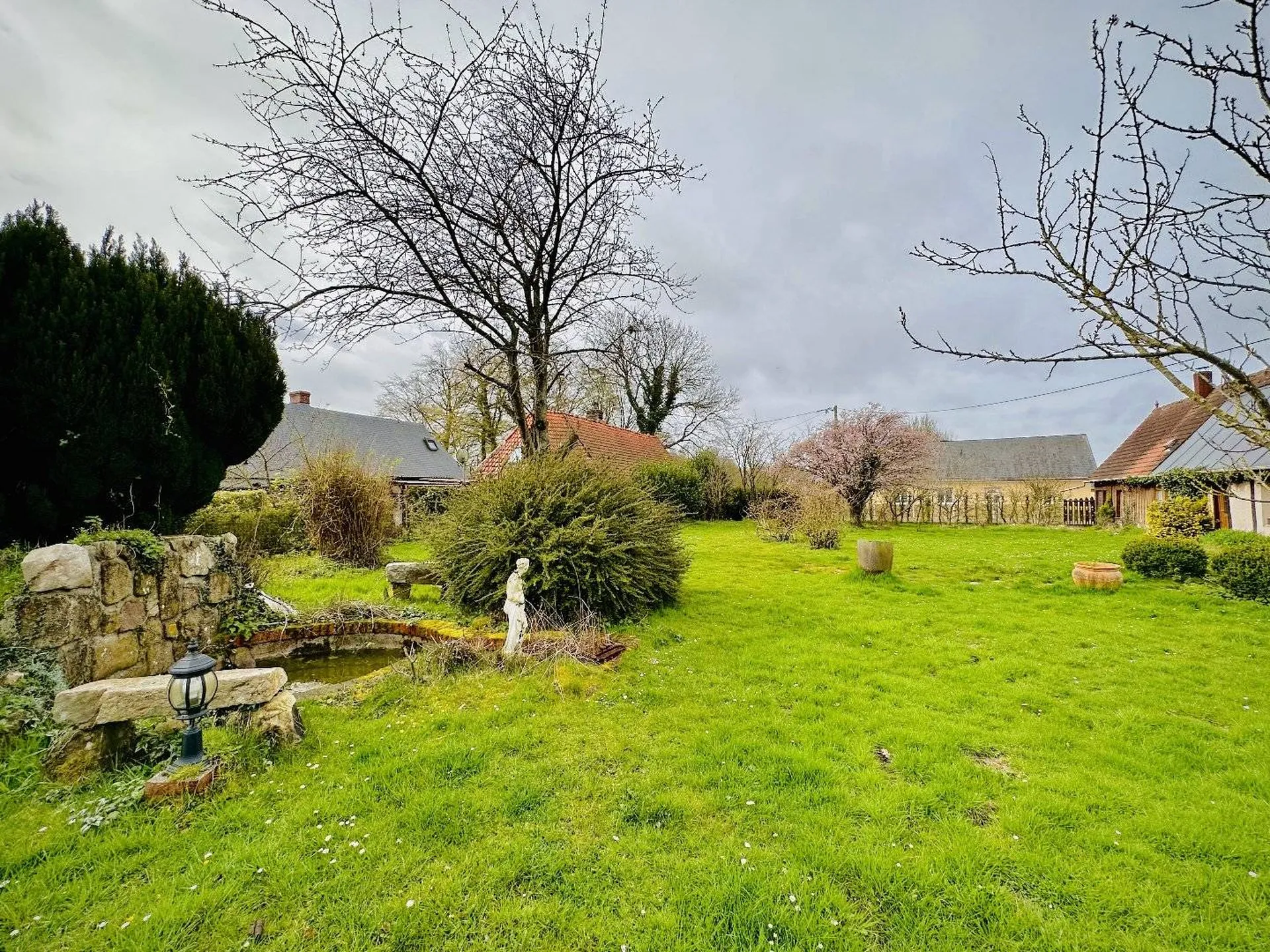 A vendre longère à la campagne avec un grand terrain et des équipements annexes.