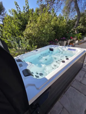 Installation et pose Spa thérapeutique trois places avec deux allongées à Nîmes proche Poulx