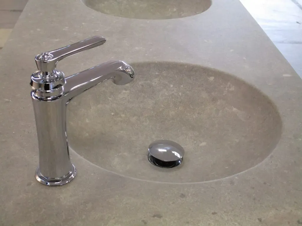 Pierre naturelle pour salle de bain : receveurs de douche, vasques et baignoires sur mesure