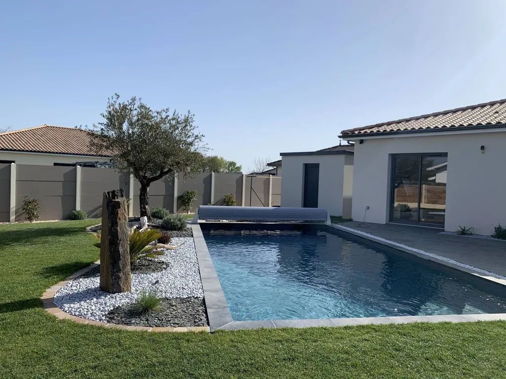Piscine traditionnelle réalisée par l'équipe d'aqua 33 à Saint sulpice et Cameyrac près de Bordeaux