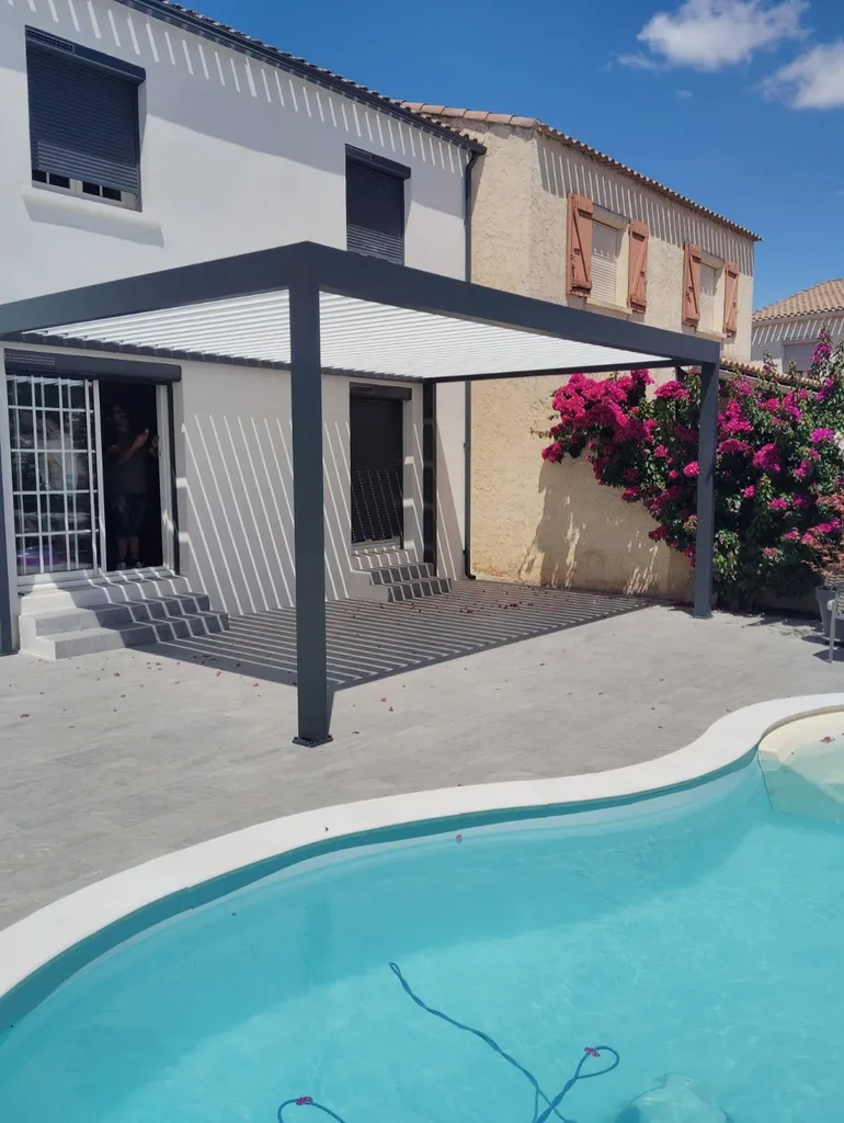 Mise en place d'une Pergola Bioclimatique Marquises modèle IZI sur Sausset Les Pins
