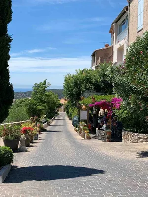 Prix et distance pour se rendre au village du Castellet dans le var avec un chauffeur privé VTC
