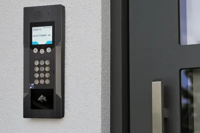 Platine d'interphone pour copropriétés 