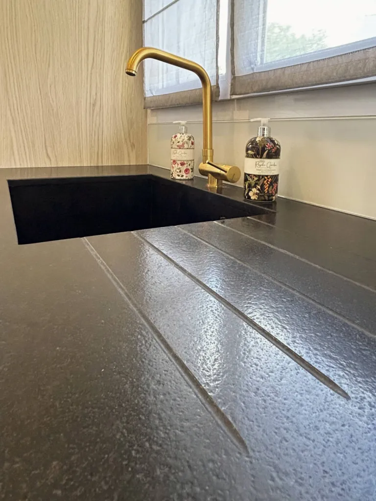 Pose d'un plan de travail en granit à Lyon