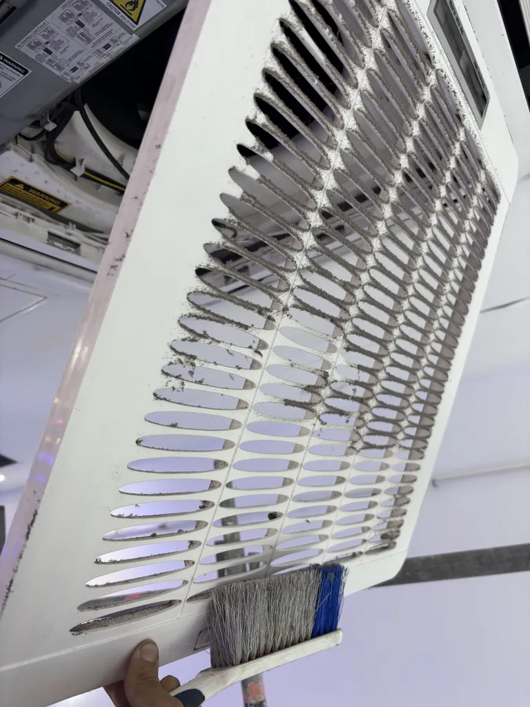 Entretien d’une climatisation Airwell à Gonesse : cassettes plafonnières d’une salle de mariage

