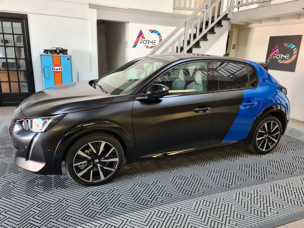 Personnalisation de véhicule sur une 208 Peugeot à Grenoble.