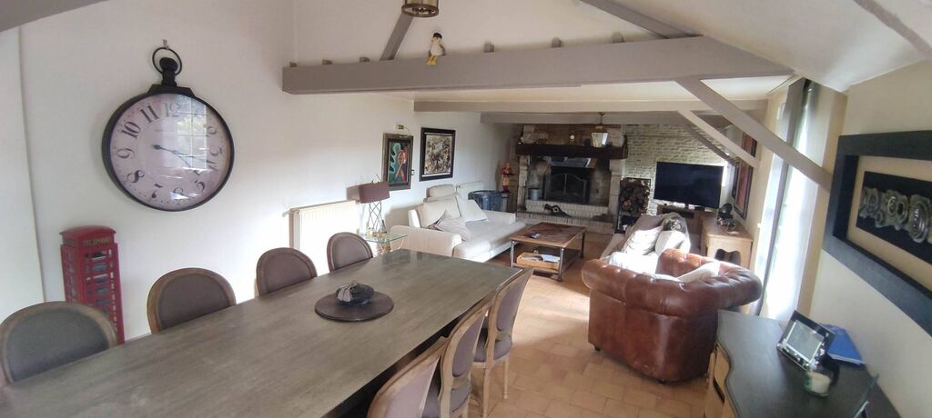 À 9 minutes de Lisieux (14100) et 40 minutes de Deauville (14800), authentique maison normande à colombages de 153 m² offrant une vie de plain-pied.