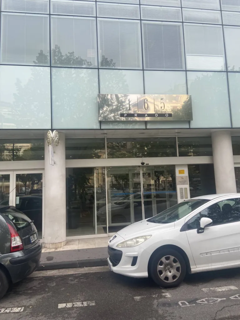 entrée du centre d'affaire Règus prendre l'asenceur