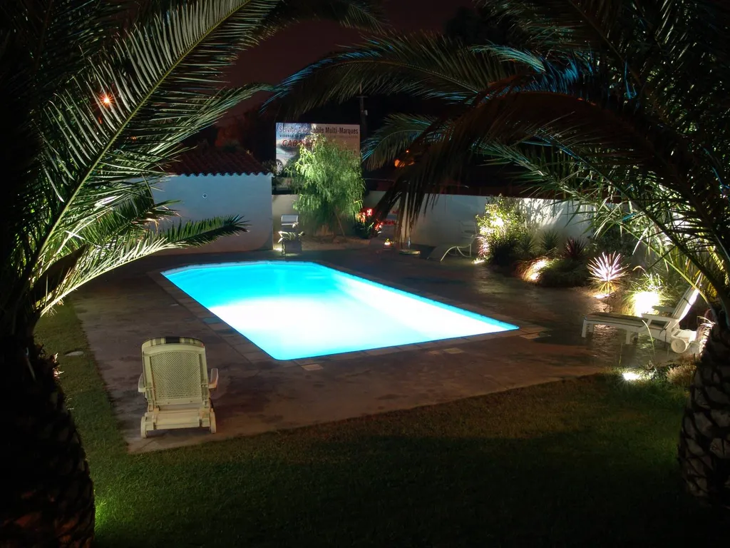 Piscine coque polyester AGATE 10 m : design moderne, escalier large et banquette toute largeur pour plus de confort. Disponible à Cuers, La Crau et Solliès-Toucas.