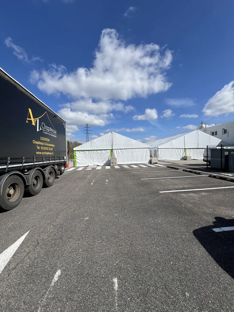 L'envers du décor logistique : comment monter 750 m² de chapiteau avec plancher sur un site industriel à haute sécurité