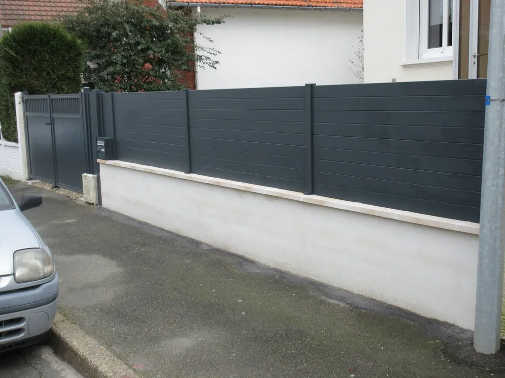 Pose de clôture en Aluminium sur le mur d'une propriété de particuliers à Mont Saint Aignan en Seine-Maritime 76
