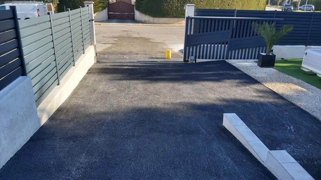 Réfection d'une entrée de villa en enrobé de bitume noir à Saint-Zacharie dans le Var