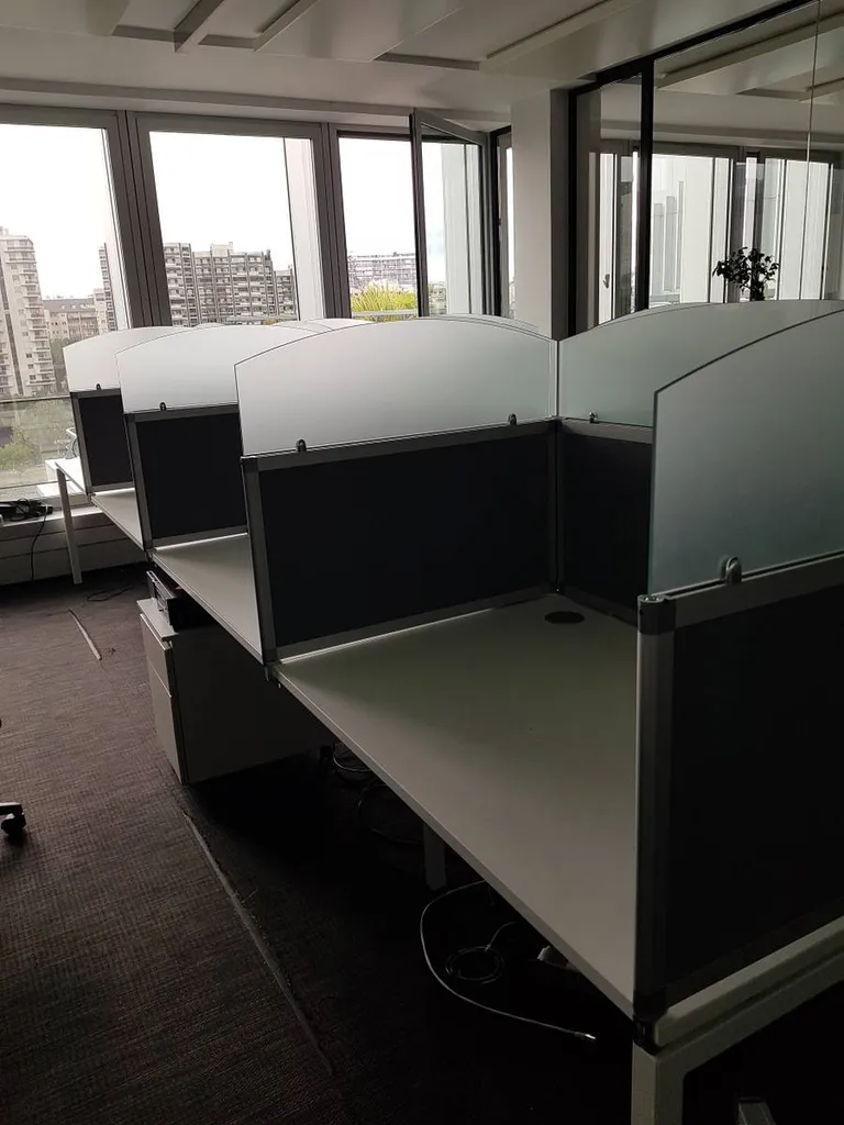 Aménagement avec bureaux bench et écrans acoustiques à Neuilly-sur-Seine
