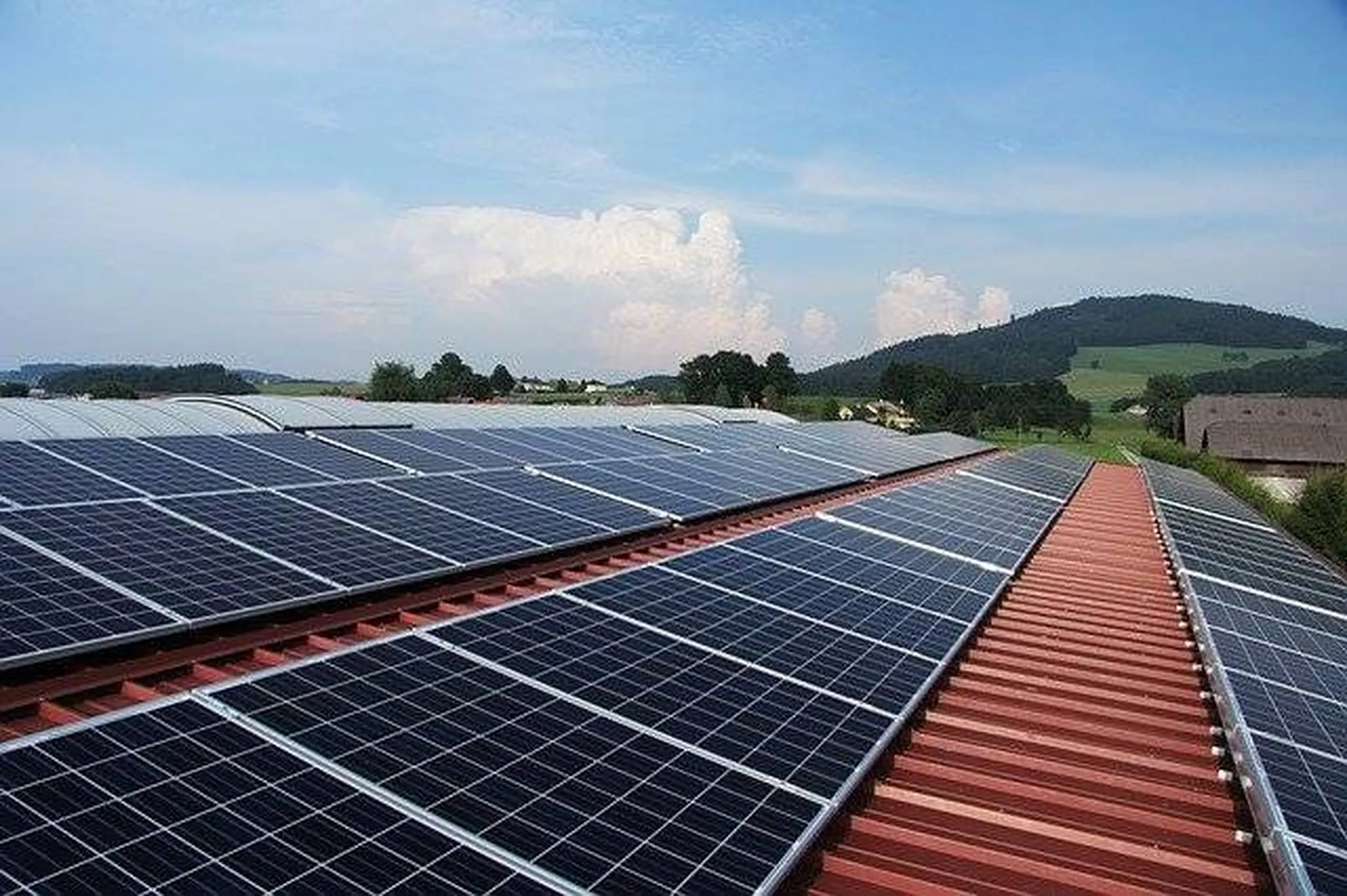 Optimisez l'eau chaude à Avignon avec des panneaux solaires thermiques pour une solution écologique efficace.