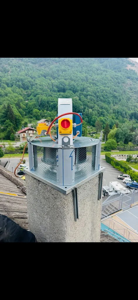 Après remplacement : installation d'une tourelle d'extraction neuve en toiture. Le nouvel équipement assure un fonctionnement plus fiable, une meilleure extraction de l'air et une conformité optimale de l'installation.