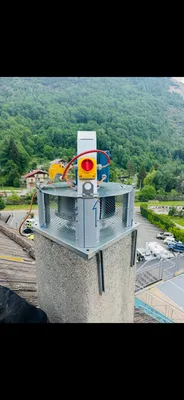 Après remplacement : installation d'une tourelle d'extraction neuve en toiture. Le nouvel équipement assure un fonctionnement plus fiable, une meilleure extraction de l'air et une conformité optimale de l'installation.