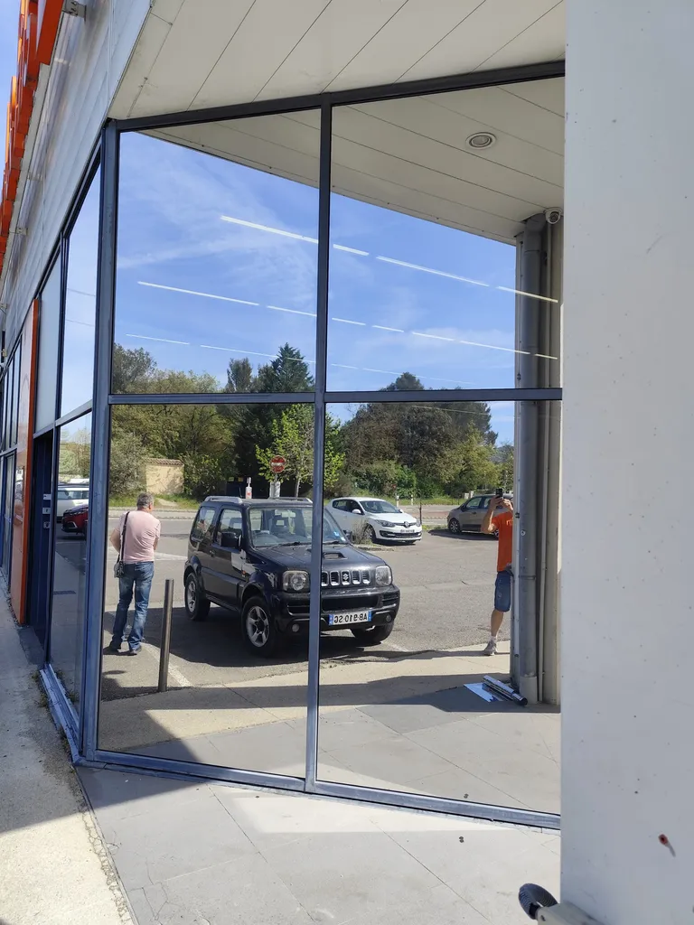 FACADE VITREE MAGASIN MARCEL ET FILS A FUVEAU RÉDUCTION DE LA CHALEUR ET ÉCONOMIE DE CLIMATISATION REDUISANT LA SURCHAUFFE DES LOCAUX A L'INTÉRIEUR 