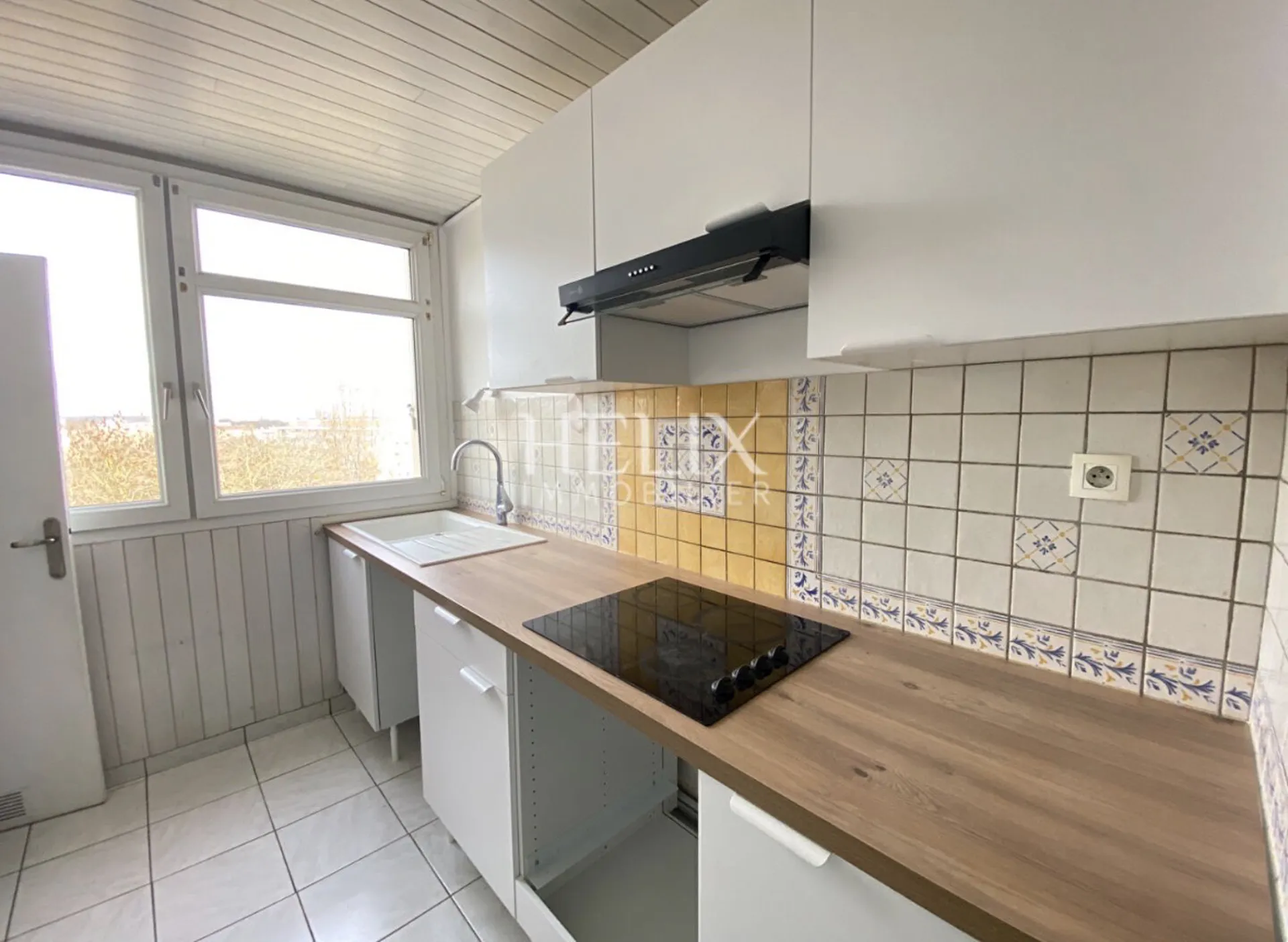 Le Pecq – Charles de Gaulle : 5 pièces traversant au dernier étage, loggia plein sud, vue dégagée