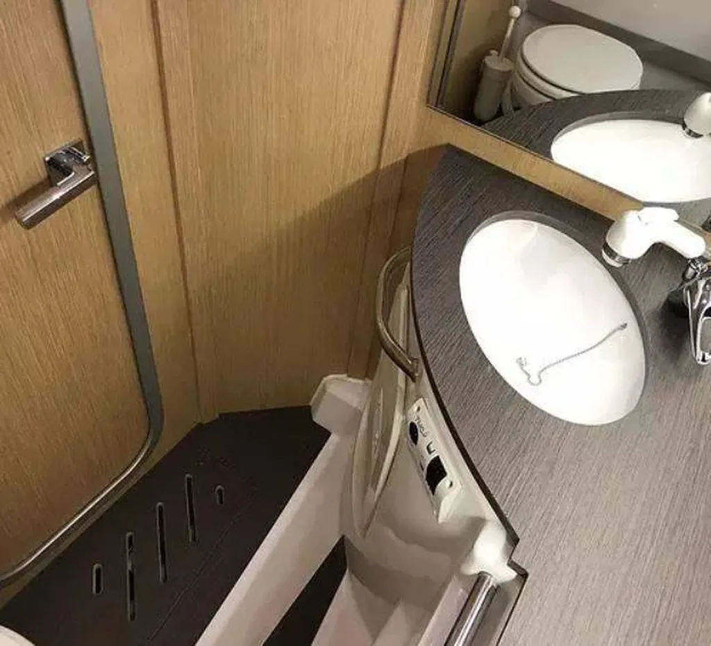 Semi-rigide habitable avec cabine et salle de bain en Martinique