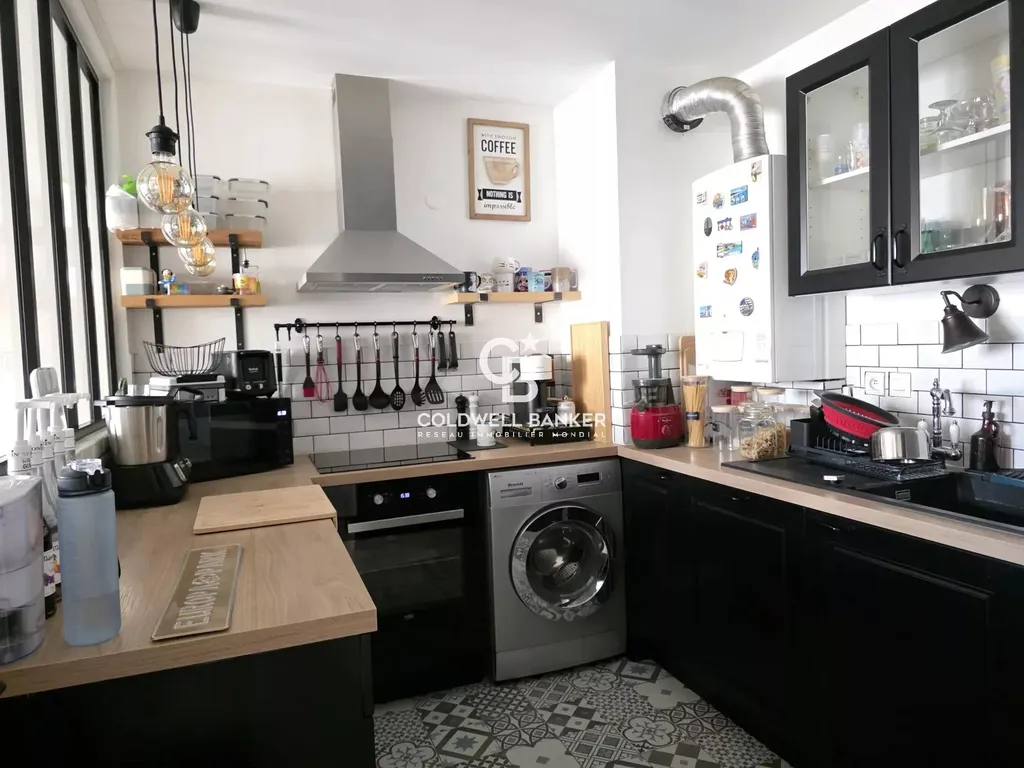 Cuisine aménagée et équipée, carrelage métro et sol en carreaux de ciment