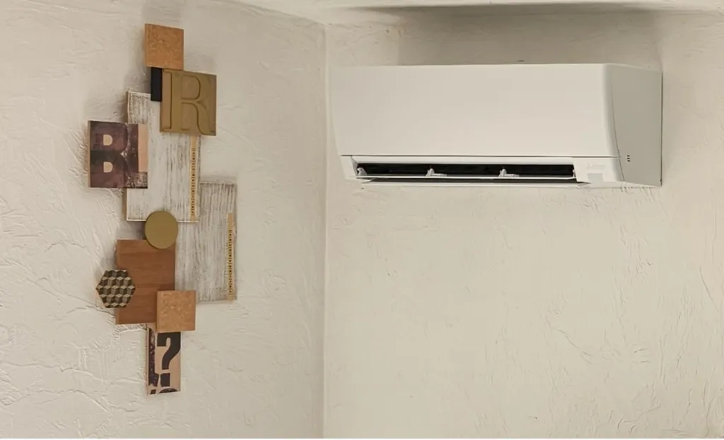 Climatisation Mitsubishi AY50 installée dans un séjour avec mezzanine à Roquebrune-sur-Argens