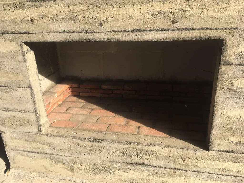 Fond de foyer de cheminée en briques - Réalisation d'une cheminée en béton dans une maison neuve à Salon de Provence 