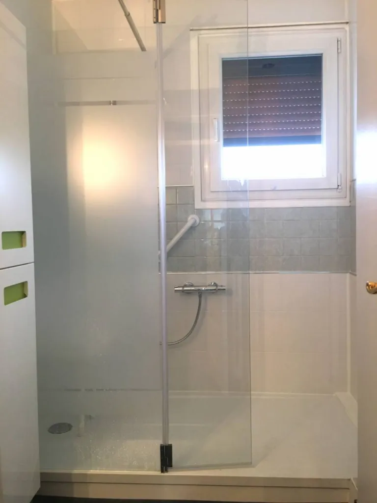 Remplacement baignoire par douche sénior sécurisée