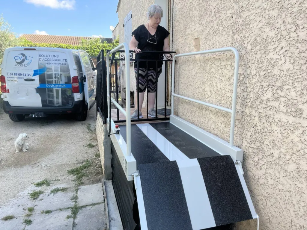 Oval'Access toujours au plus près lorsqu'il faut créer une accessibilité avec cet élévateur vertical LIFTBOY à Noves entre Avignon et Marseille