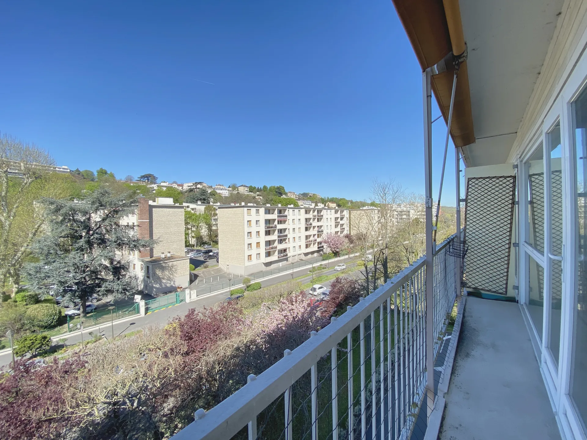 Balcon ave vue dégagée 