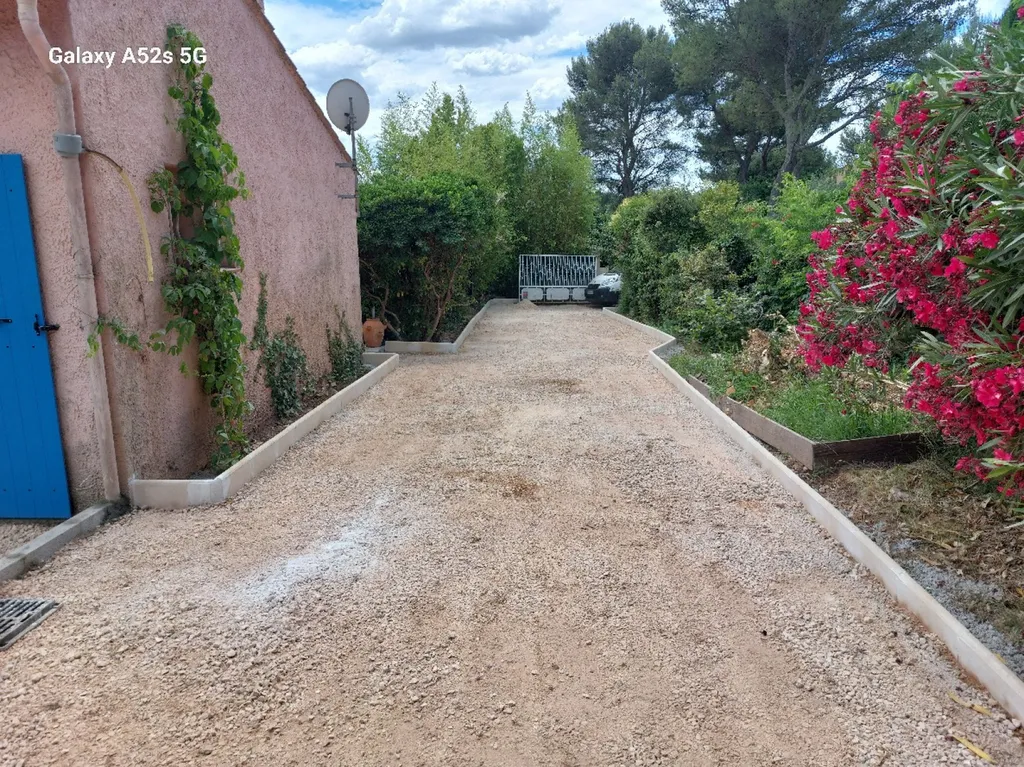 réfection d'une allée de propriété en enrobé de bitume noir sur la commune de Château neuf le rouge dans les Bouches-du-Rhône 