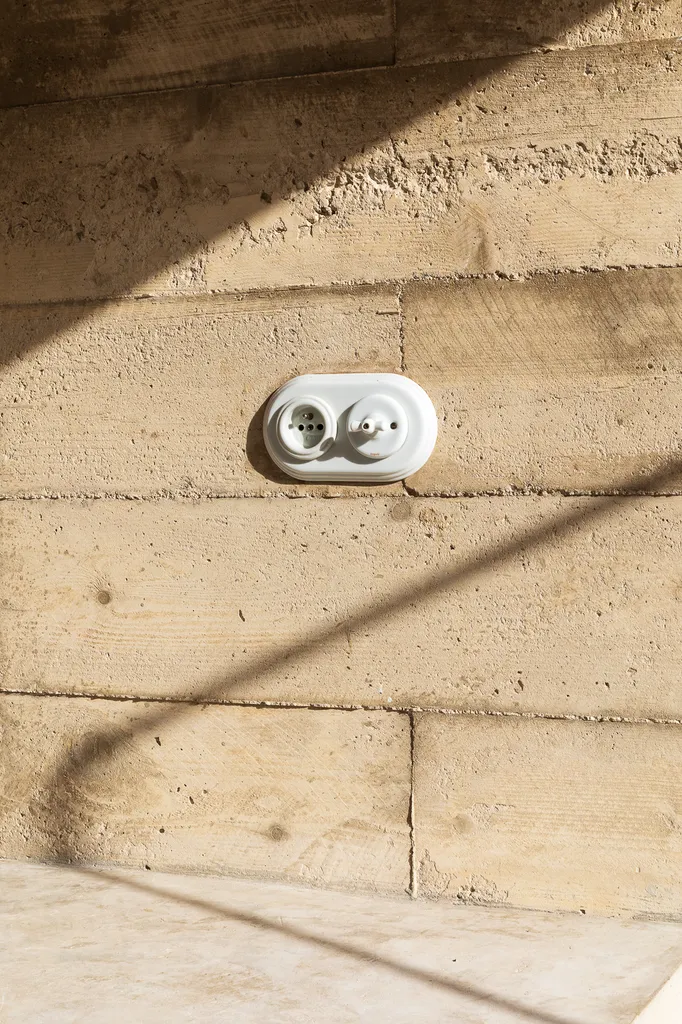 interrupteur et prise en porcelaine sur mur béton 13300 Salon-de-Provence