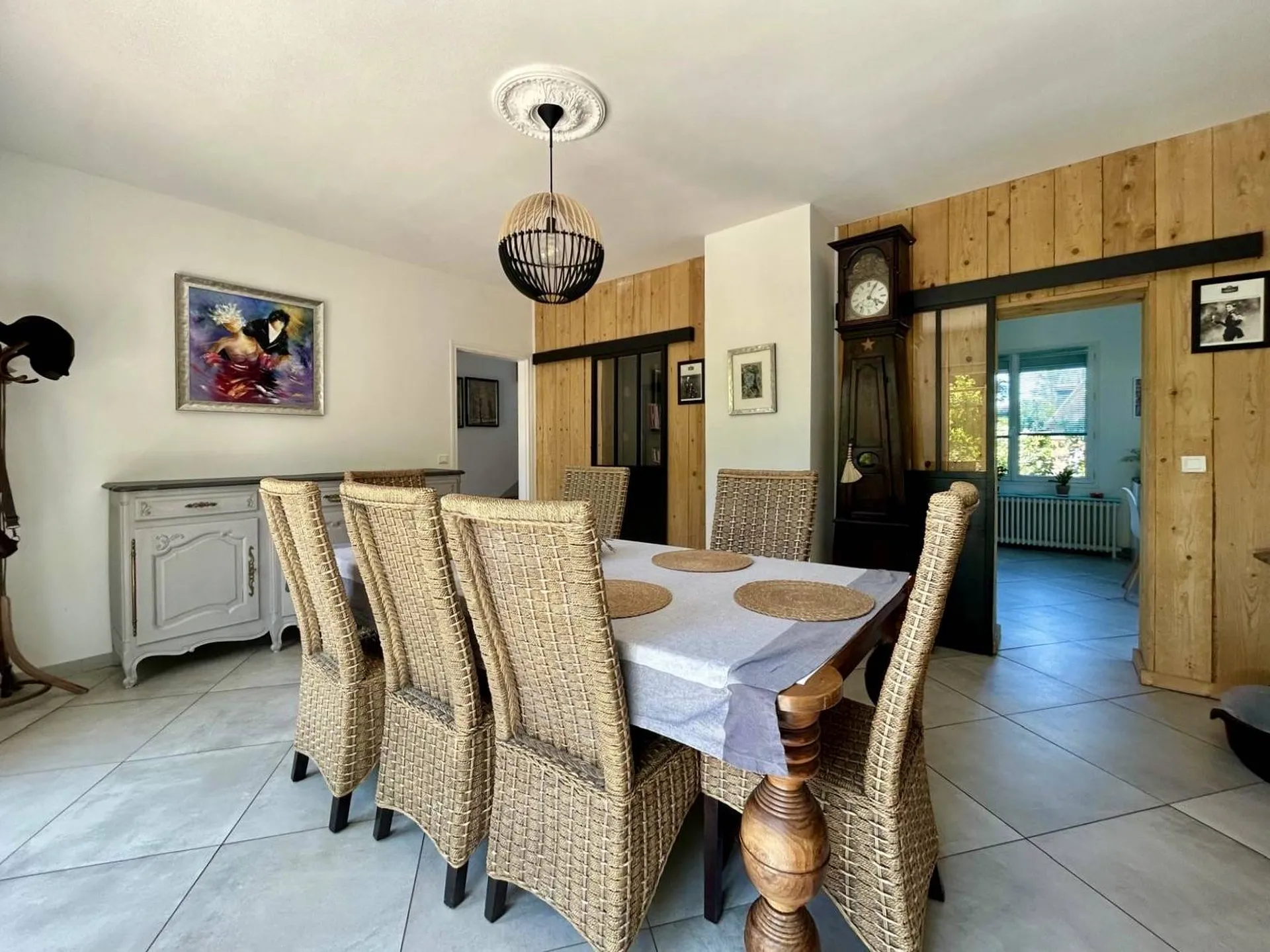 Vends : Étage lumineux avec trois chambres confortables, bureau intégré et dressing pour un rangement optimal.