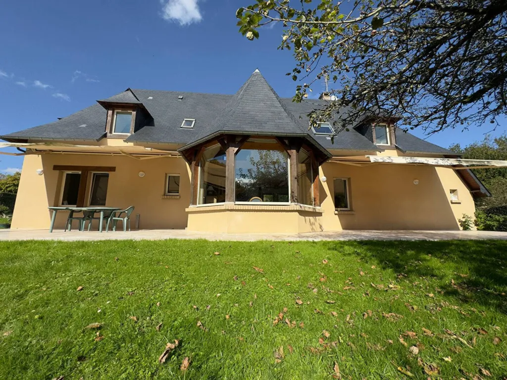 A vendre maison vivable de plain pied de 143 m² habitables édifiée sur 1496 m² de jardin commune de LA SAUSSAYE 27370