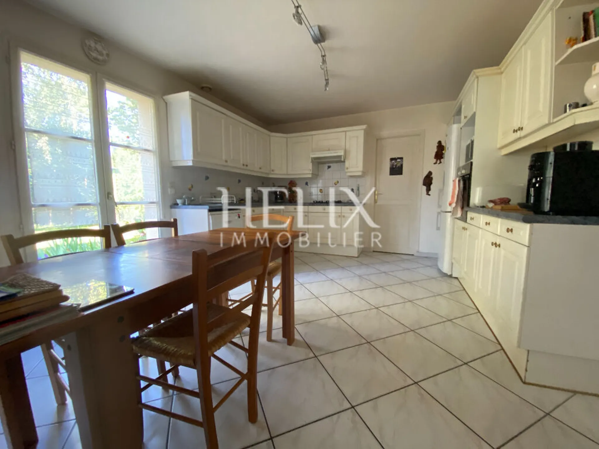 Saint-Germain-En-Laye = Quartier du Pontel . Belle maison de 198m² sur un terrain de 714 m².
Elle se compose  d'une entrée, un double séjour de 52 m²  avec cheminée  donnant sur terrasse et jardin, bénéficiant d'une double exposition , une cuisine séparée