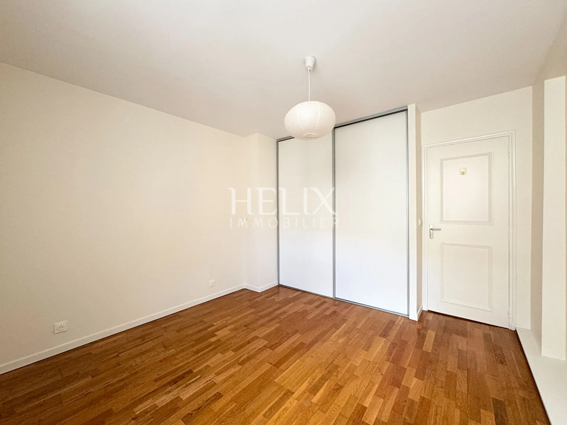 A louer centre ville de Saint Germain en Laye, un bel appartement deux pièces dans un immeuble ancien bien entretenu, à 5 mn à pied du RER A. 