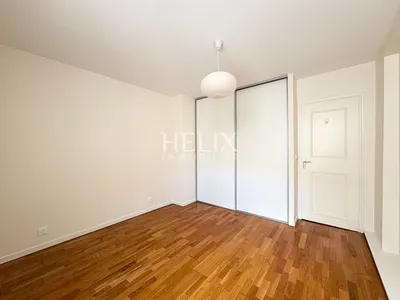 A louer centre ville de Saint Germain en Laye, un bel appartement deux pièces dans un immeuble ancien bien entretenu, à 5 mn à pied du RER A. 