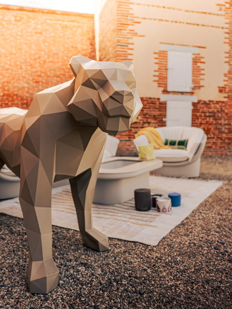 Panthère origami en résine signée Vondom, disponible chez Ginette Design près de Toulouse.