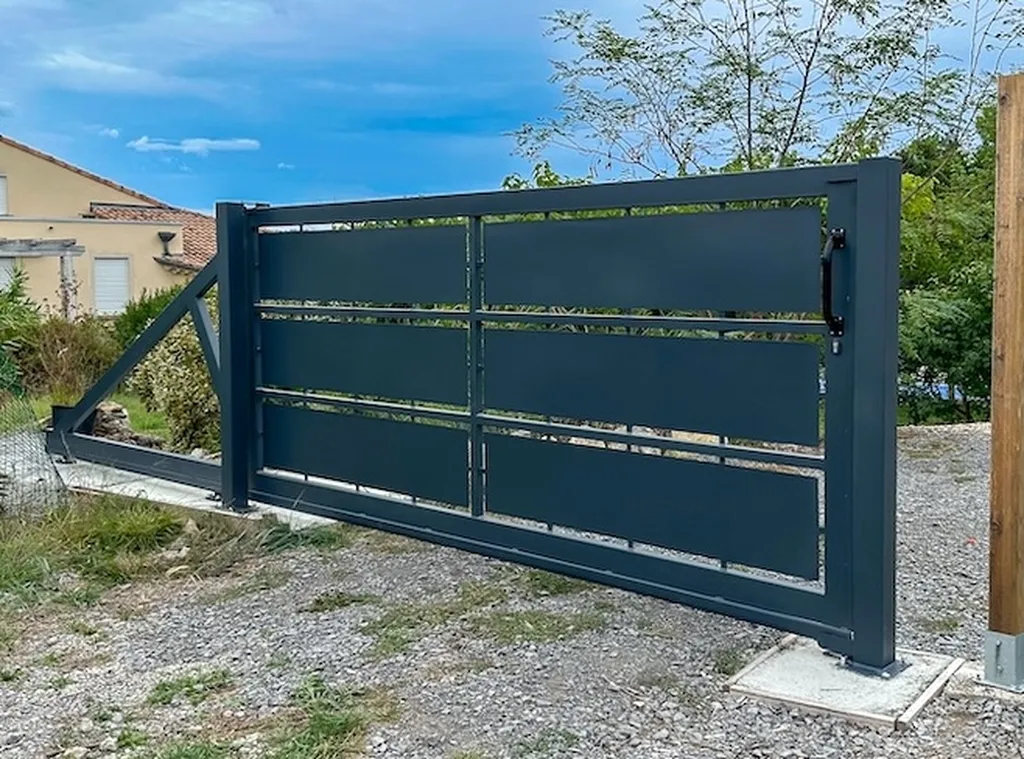 Portail en fer en sud Ardèche pour une entrée soignée par Willy Menuiserie, votre artisan local.