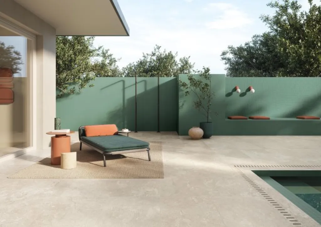 Entre Rouen et Dieppe, la collection séduit les décorateurs d’intérieur en quête d’un rendu minéral authentique et contemporain.