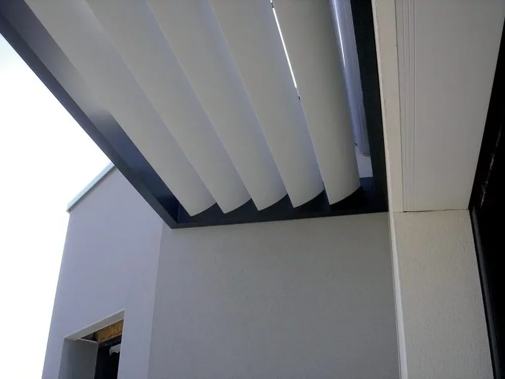 Pergola bioclimatique aluminium avec lames orientables à Ajaccio