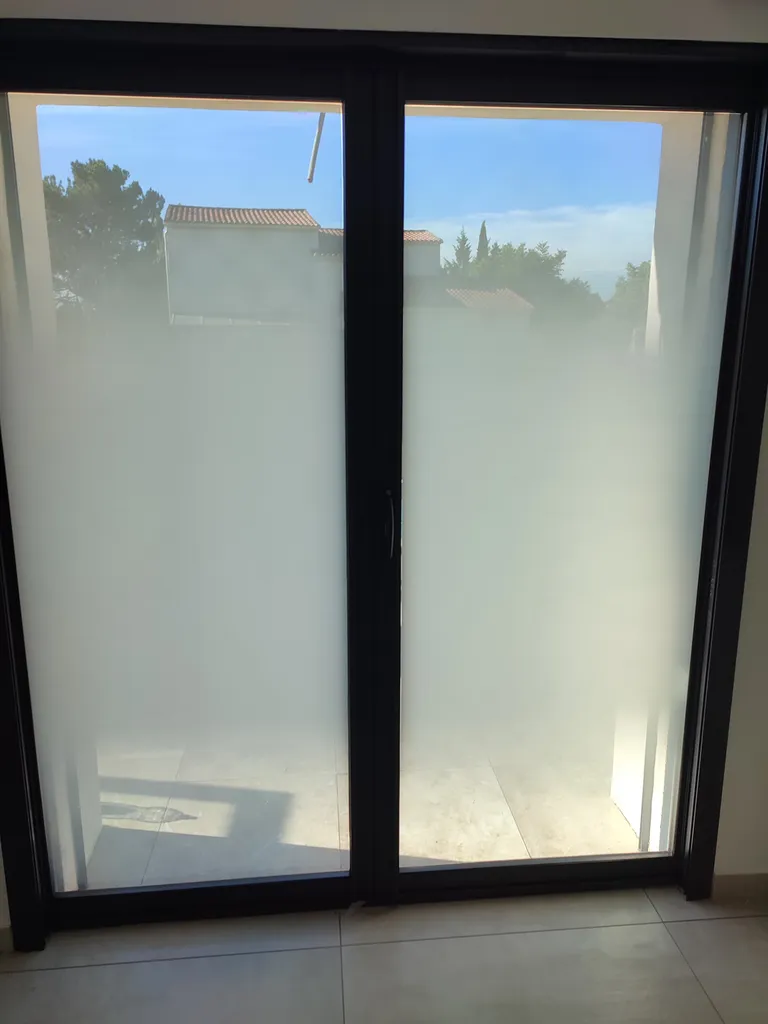 Installation de film occultant dépoli sur cloison vitrée de salle de réunion à Aix-en-Provence (13100) – Confidentialité sans perte de lumière