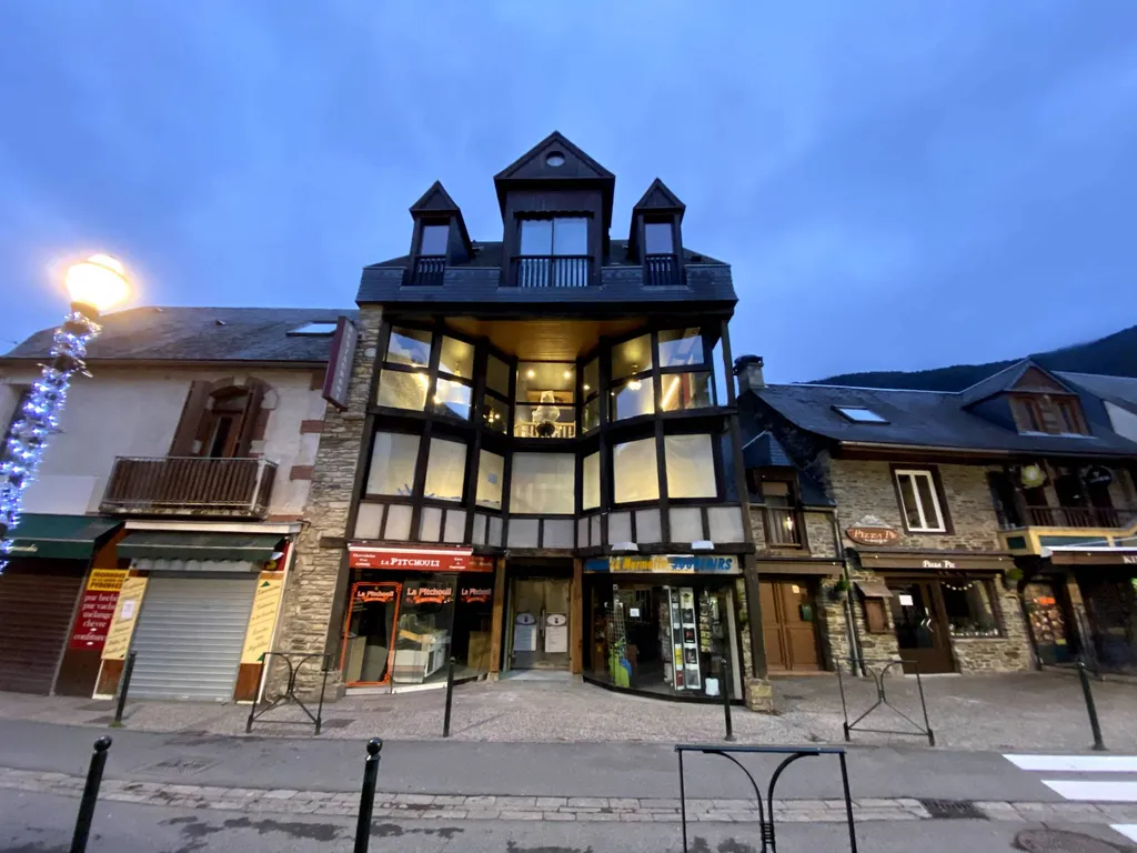 Chantier de plafonds tendus chauffants rayonnants, dans le restaurant 