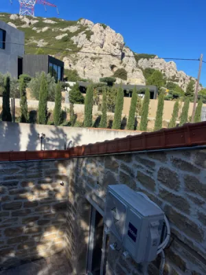 pose des tuiles universel avec fronton décoratif 