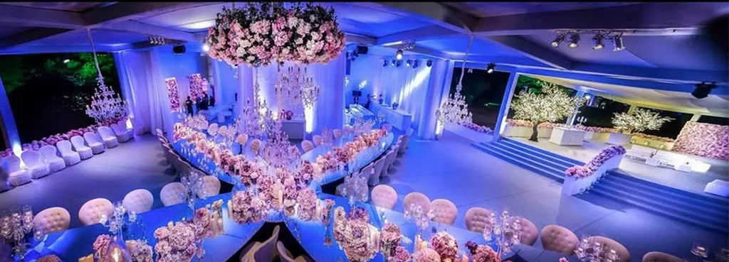 Comment créer une scénographie florale monumentale pour un mariage haut de gamme à Nice ?