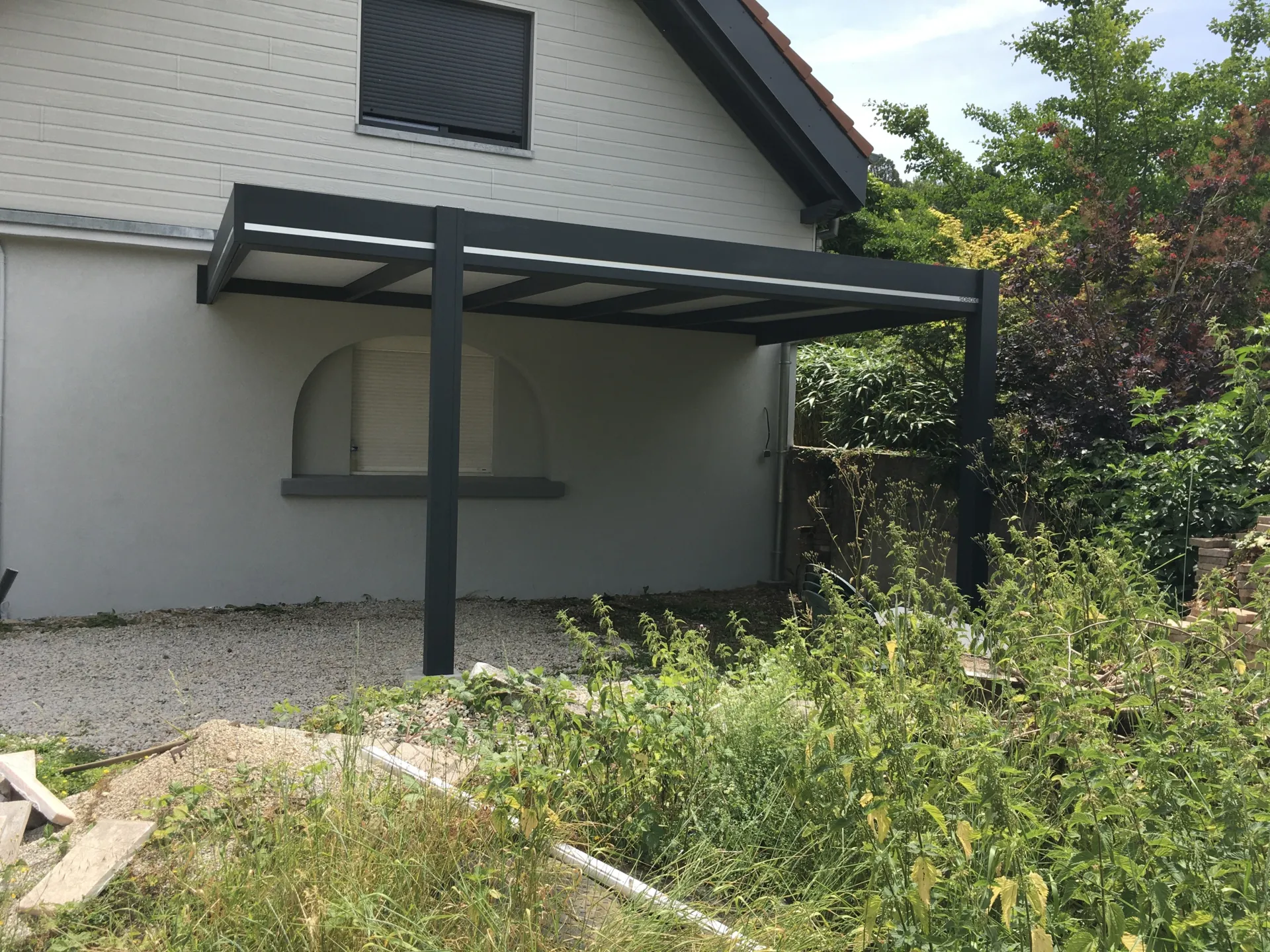 Vente et pose de carport aluminium à deux pieds attenant à la maison de 5m x 2.50m à Danjoutin près de Belfort
