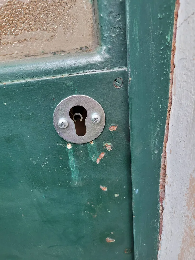 Porte forcée à Talence – Renforcement et sécurisation après effraction pour protéger l’habitation efficacement.