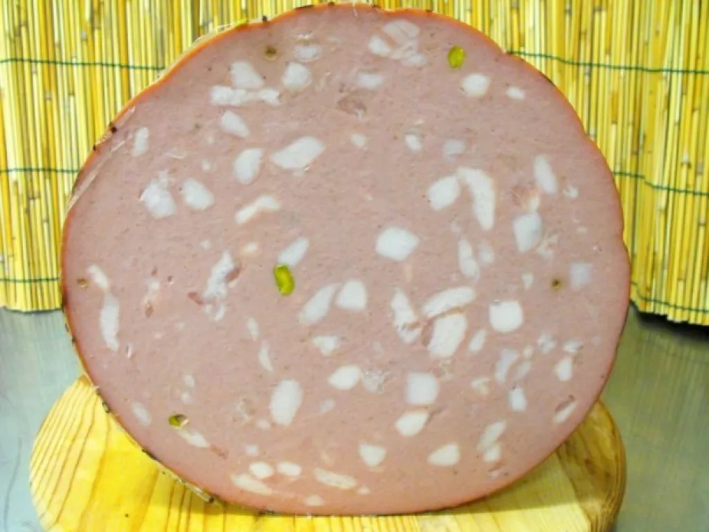 Mortadella di bologna avec pistaches, charcuterie spécialité de Bologne