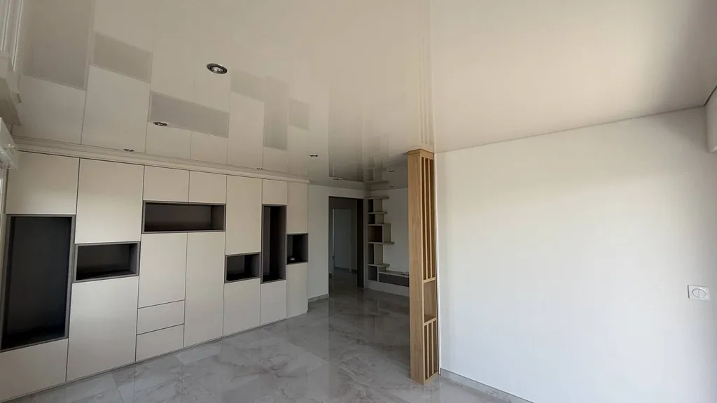 Plafond gouttelette : pourquoi le cacher plutôt que le supprimer ? Plafonds Tendus Occitans Pins Justaret