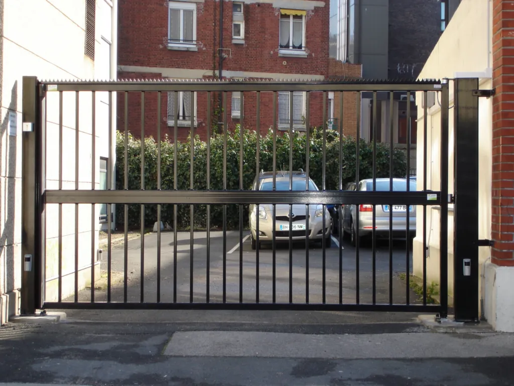 Fermeture de cour de stationnement en ville